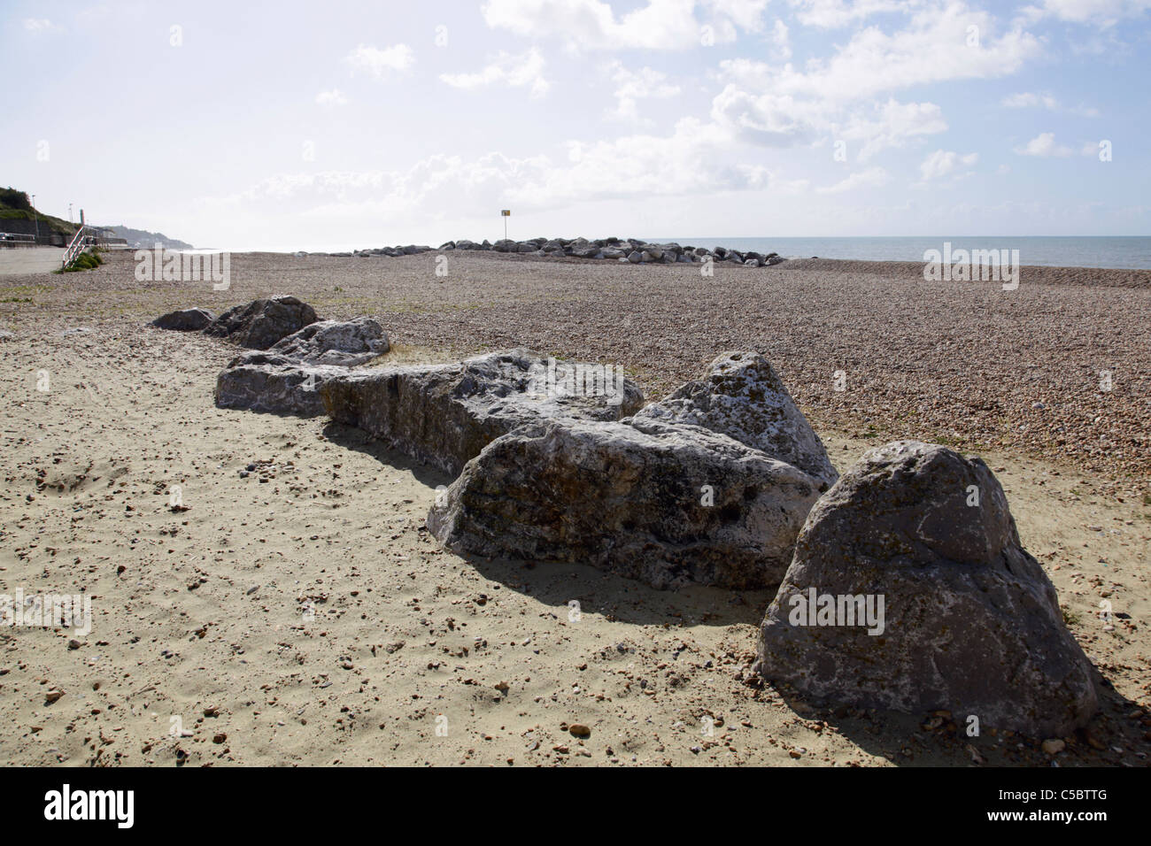 Große Felsen am Strand Sandgate Kent Stockfoto