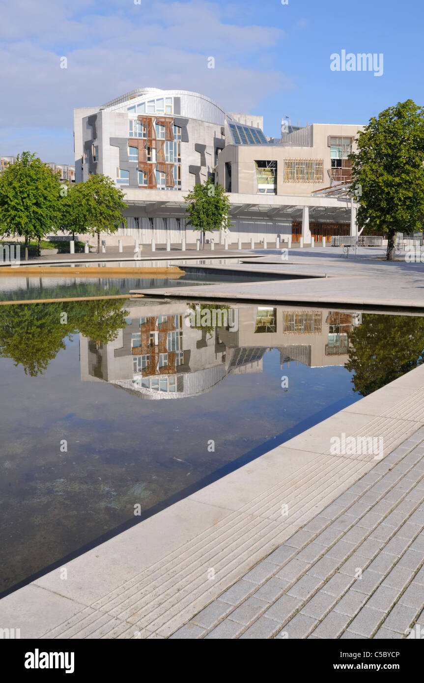 Edinburgh, Schottland, das äußere des schottischen Parlaments spiegelt sich im Teich, Architekten Enric Miralles Stockfoto