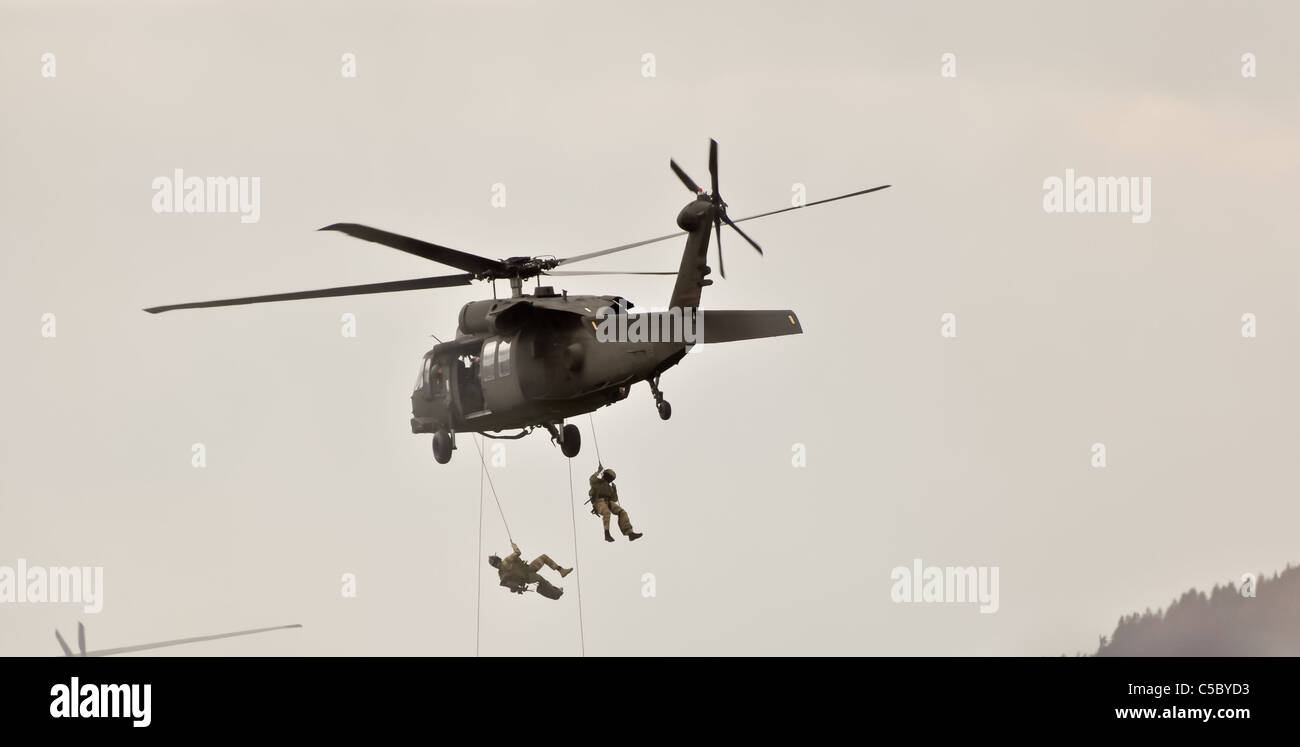 Spezialeinheit Abseilen aus einem Militärhubschrauber Stockfoto