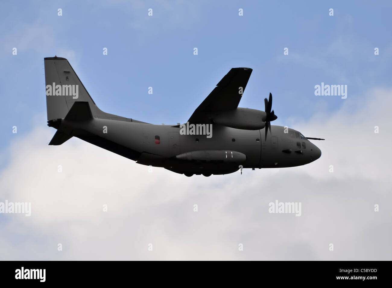 taktische Luft-Transport und Fracht Militärflugzeug während des Fluges Stockfoto