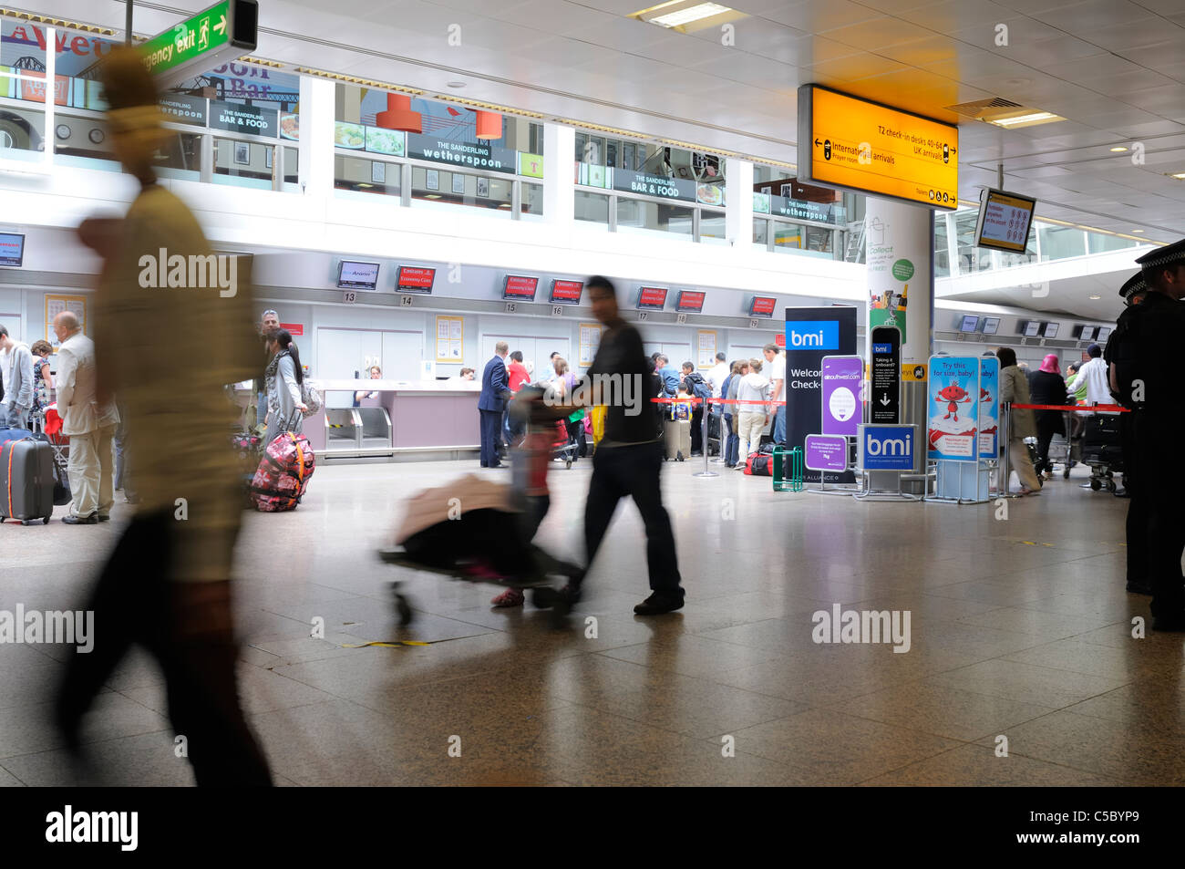 Passagiere an den Check-in-Schaltern im Abflugbereich am Glasgow International Airport (GLA/EGPF), Schottland Stock Photo Stockfoto