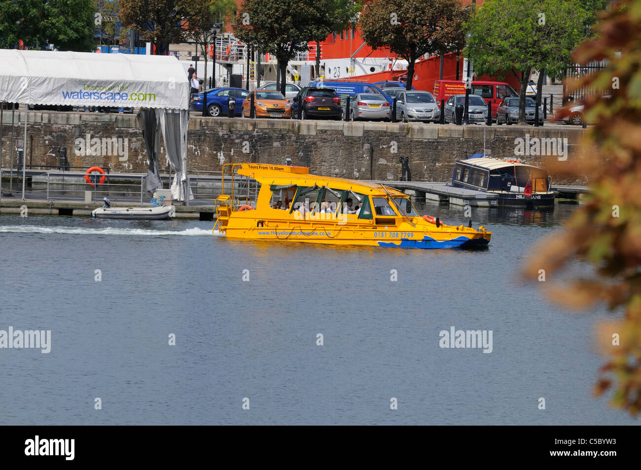 Die Yellow Duckmarine Tourist Tour Fahrzeug Segeln im Albert Dock-Liverpool Stockfoto