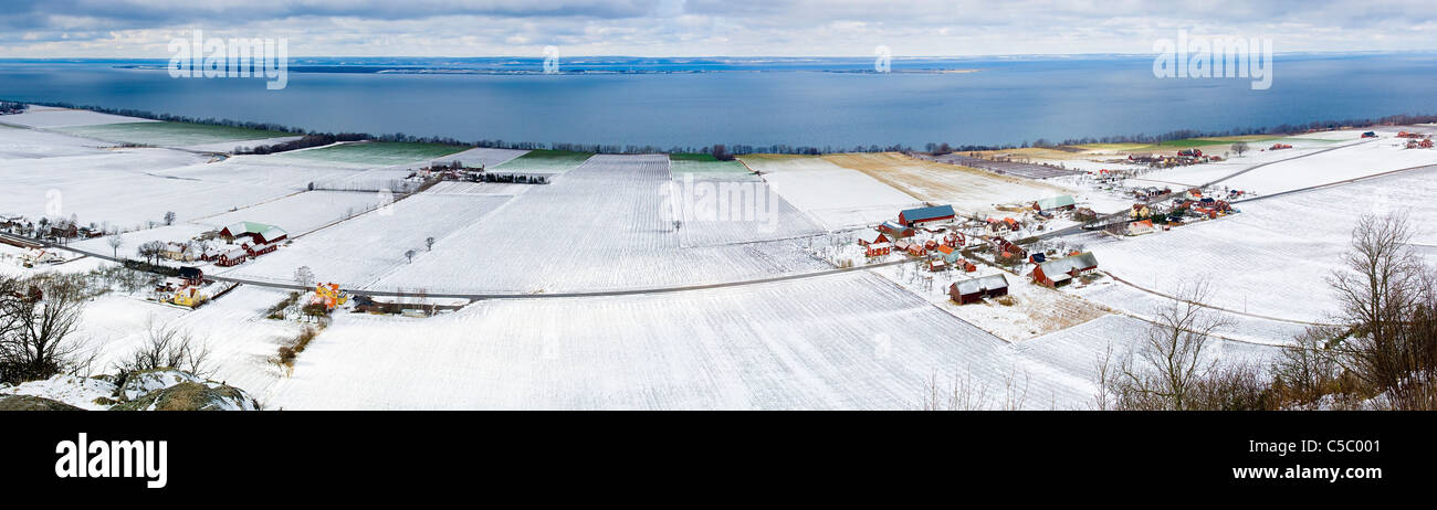 Panorama-Aufnahme der winterlichen Landschaft mit Meer im Hintergrund Stockfoto