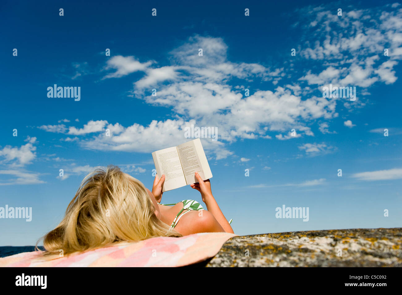 Die Frau Am Strand Buch Lesen am strand -Fotos und -Bildmaterial in hoher Auflösung – Alamy