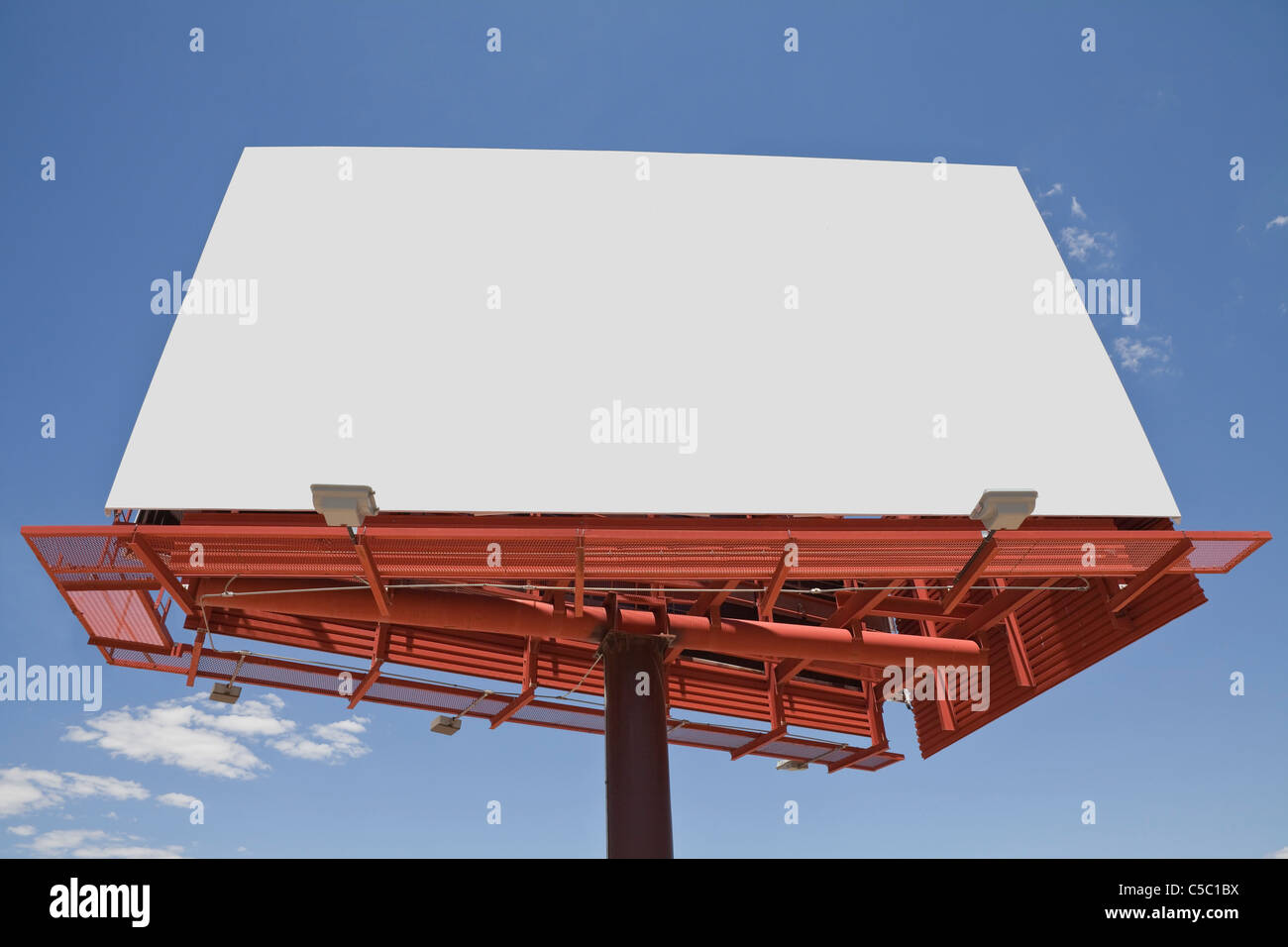 Riesigen leeren Plakatwand mit einem strahlend blauen Himmel. Stockfoto
