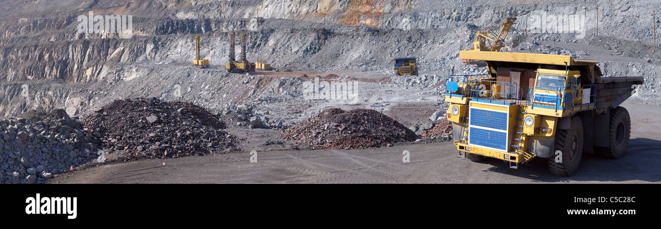 Panorama von einem Tagebau abbauen Gewinnung von Eisenerz Stockfoto
