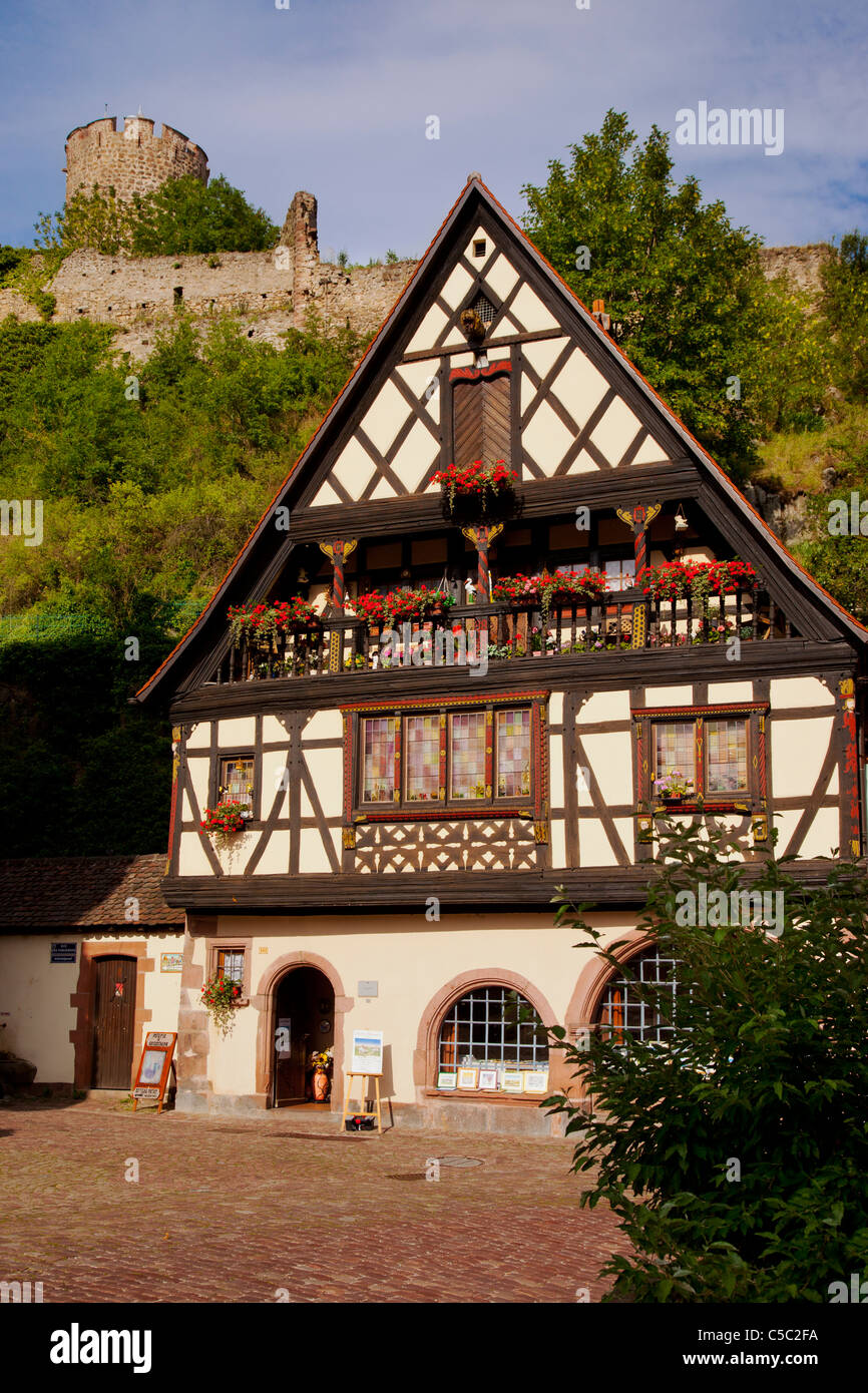 Haus und Geschäft in Kaysersberg, entlang der Wein route mit den Ruinen des Schlosses hinaus Elsass Haut-Rhin-Frankreich Stockfoto