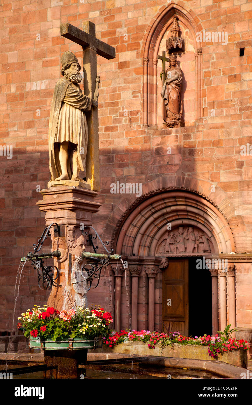 Brunnen und Statue außerhalb der Kirche Sainte-Croix, Kaysersberg Elsass Haut-Rhin-Frankreich Stockfoto