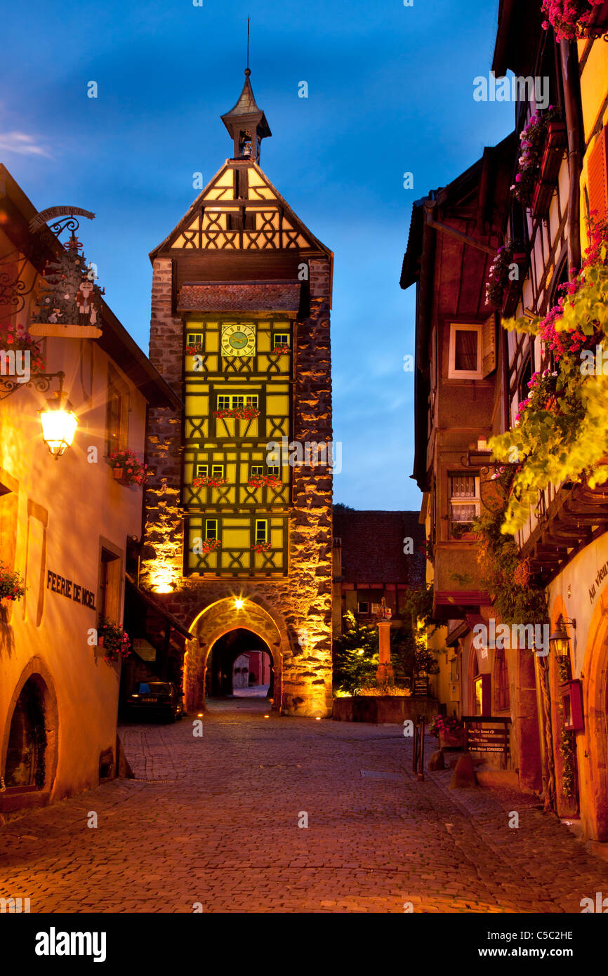 Twilight in Riquewihr, entlang der Weinstraße Route, Elsass Haut-Rhin-Frankreich Stockfoto