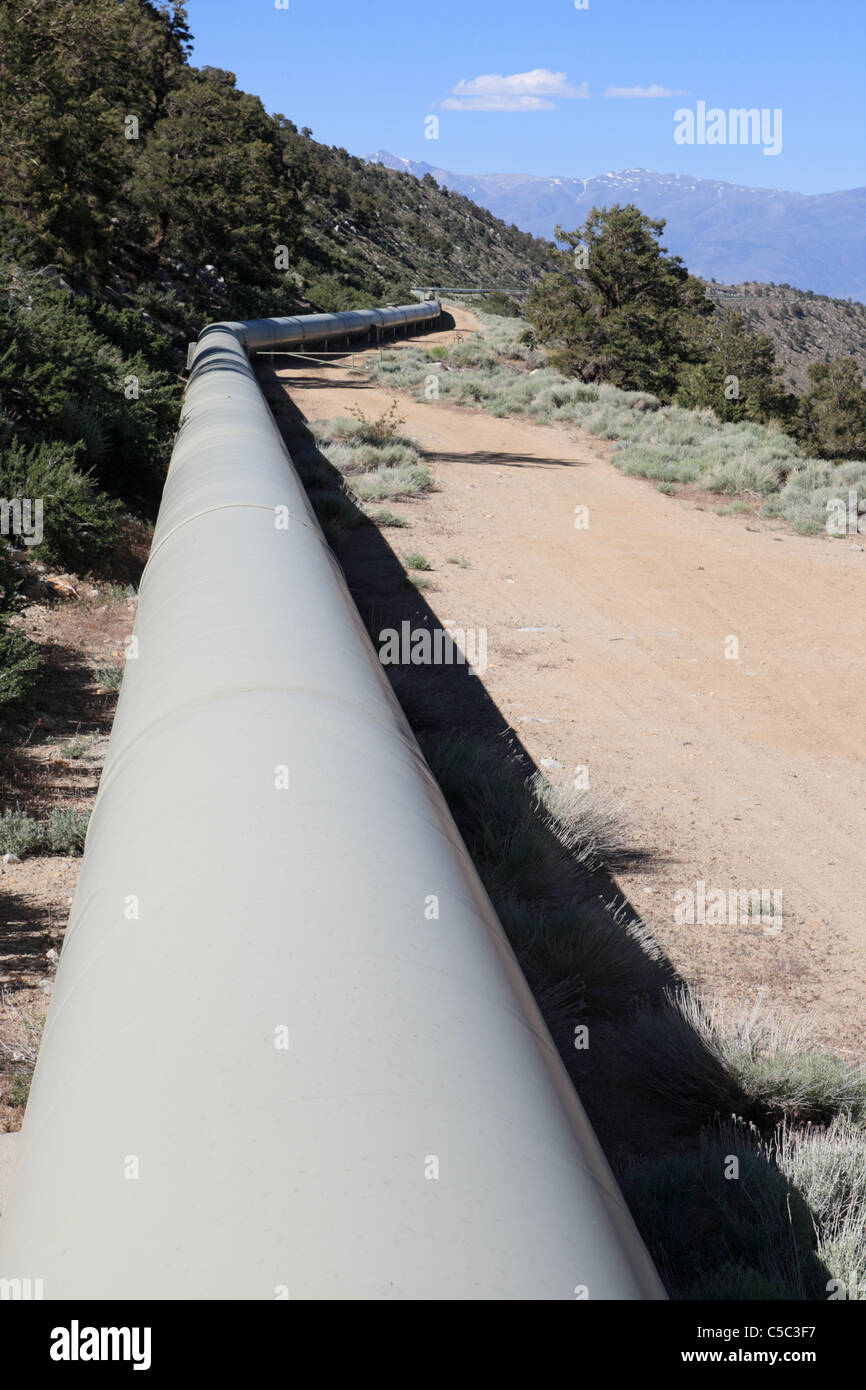 Pipeline-Aquädukt mit Wasser für ein Wasserkraftwerk Stockfoto