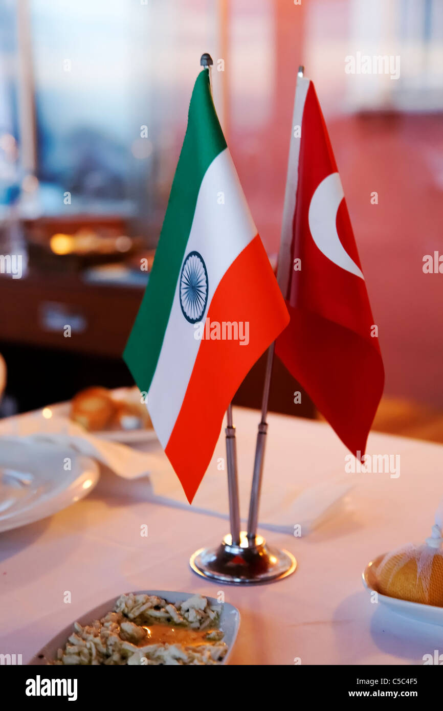 Kombination aus indischen und türkischen Fahnen schmücken einen Tisch im Restaurant in Istanbul Stockfoto