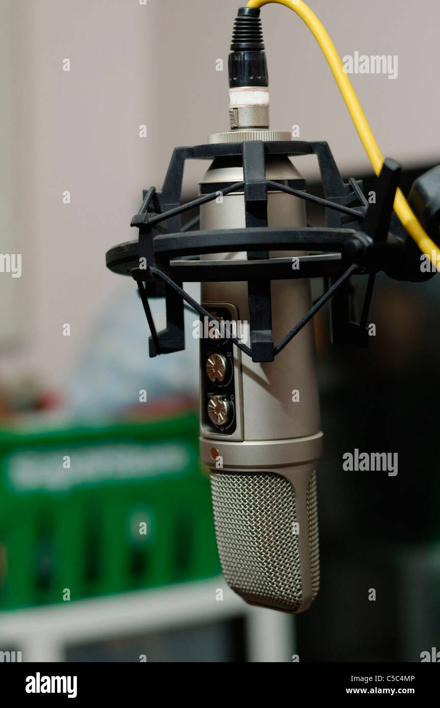 Nahaufnahme eines Mikrofons Aufnahme in einem Audio-Post-Produktion-Raum. Stockfoto