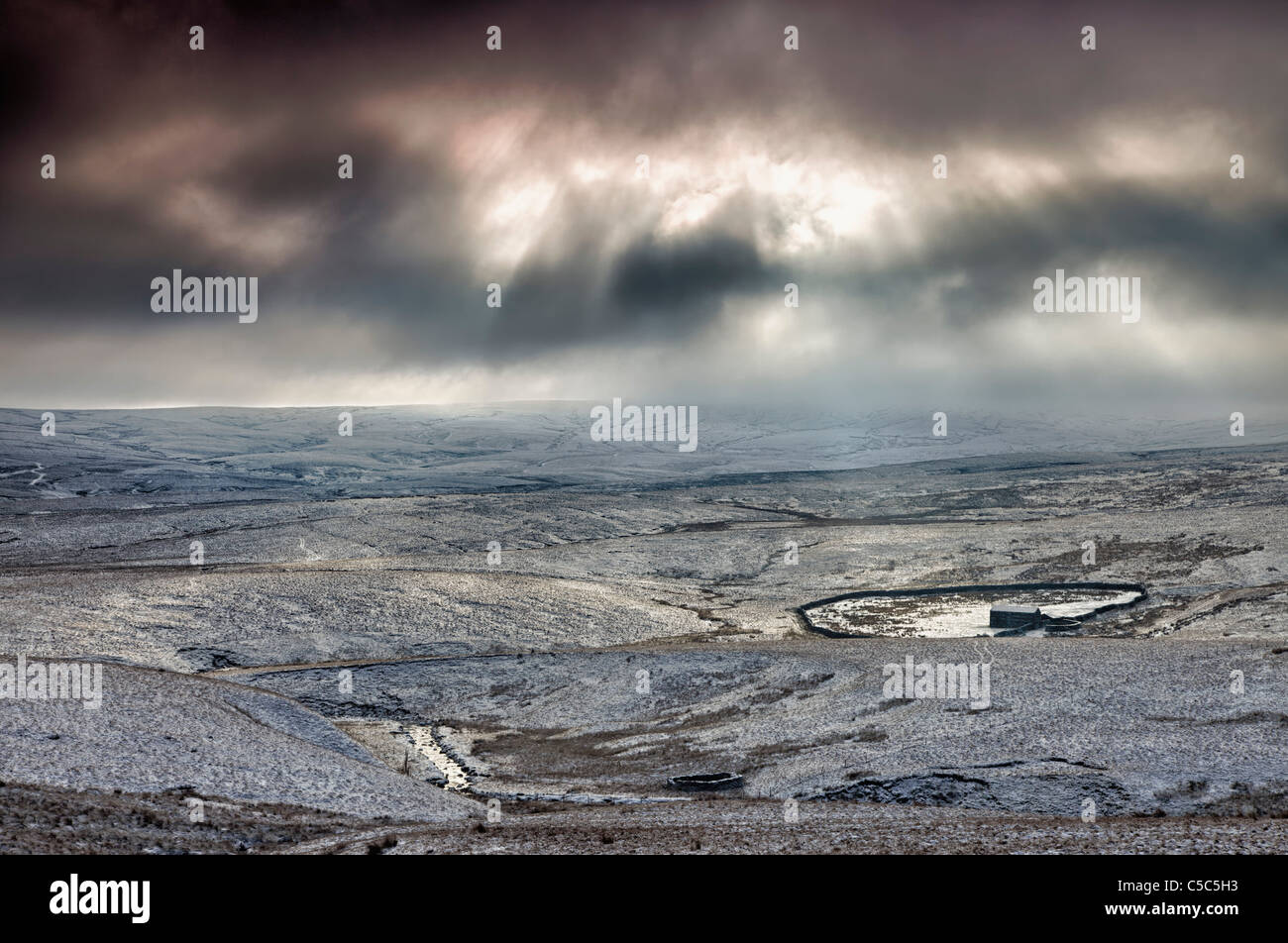 Bewölkter Himmel über tief verschneite Landschaft; Yorkshire Dales, England Stockfoto