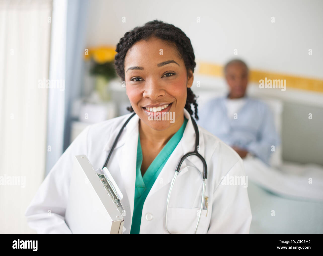 Gemischte Rassen Arzt macht Runde im Krankenhaus Stockfoto