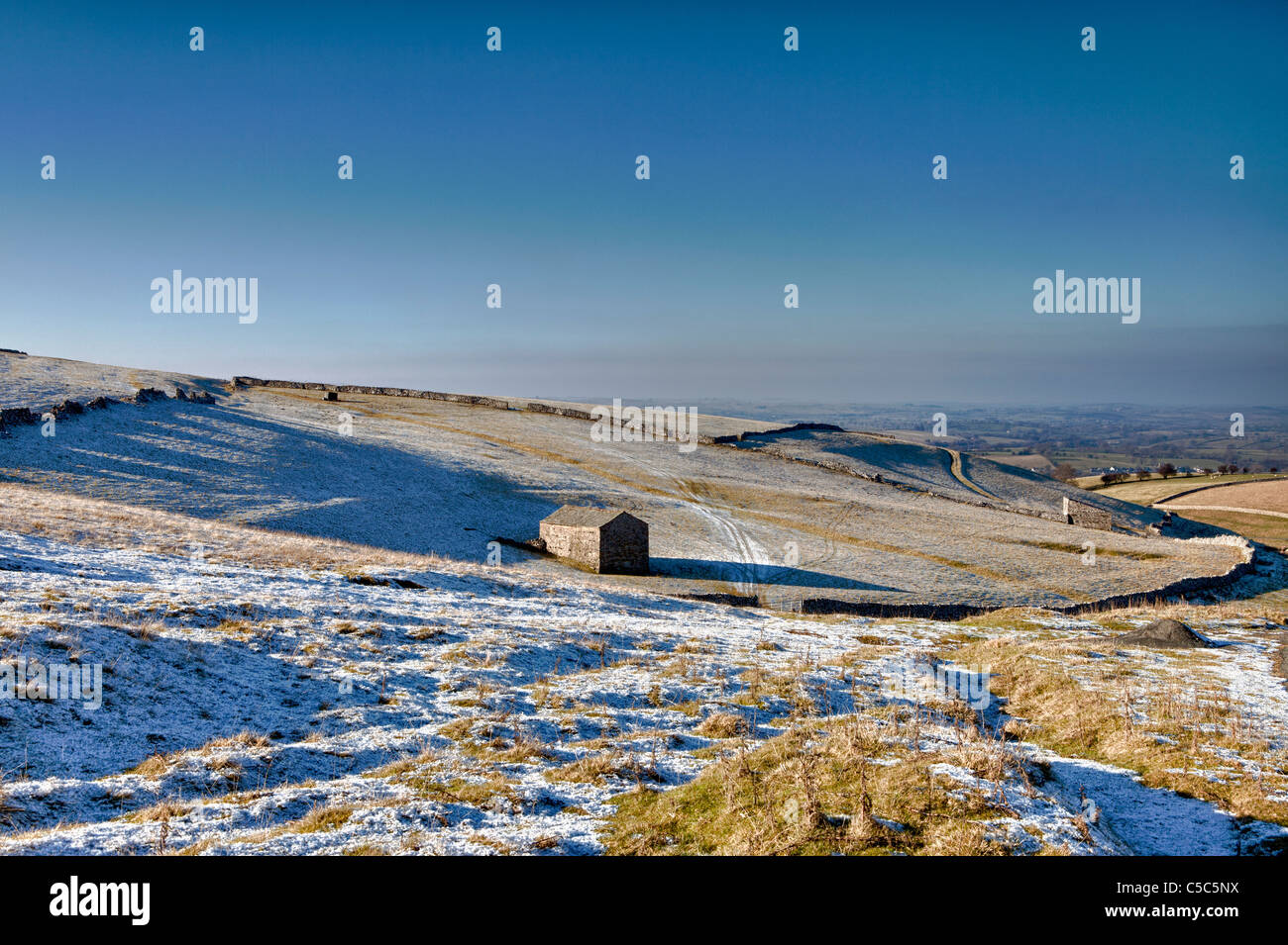 Vergossen Sie In verschneiter Landschaft. Yorkshire Dales, England Stockfoto