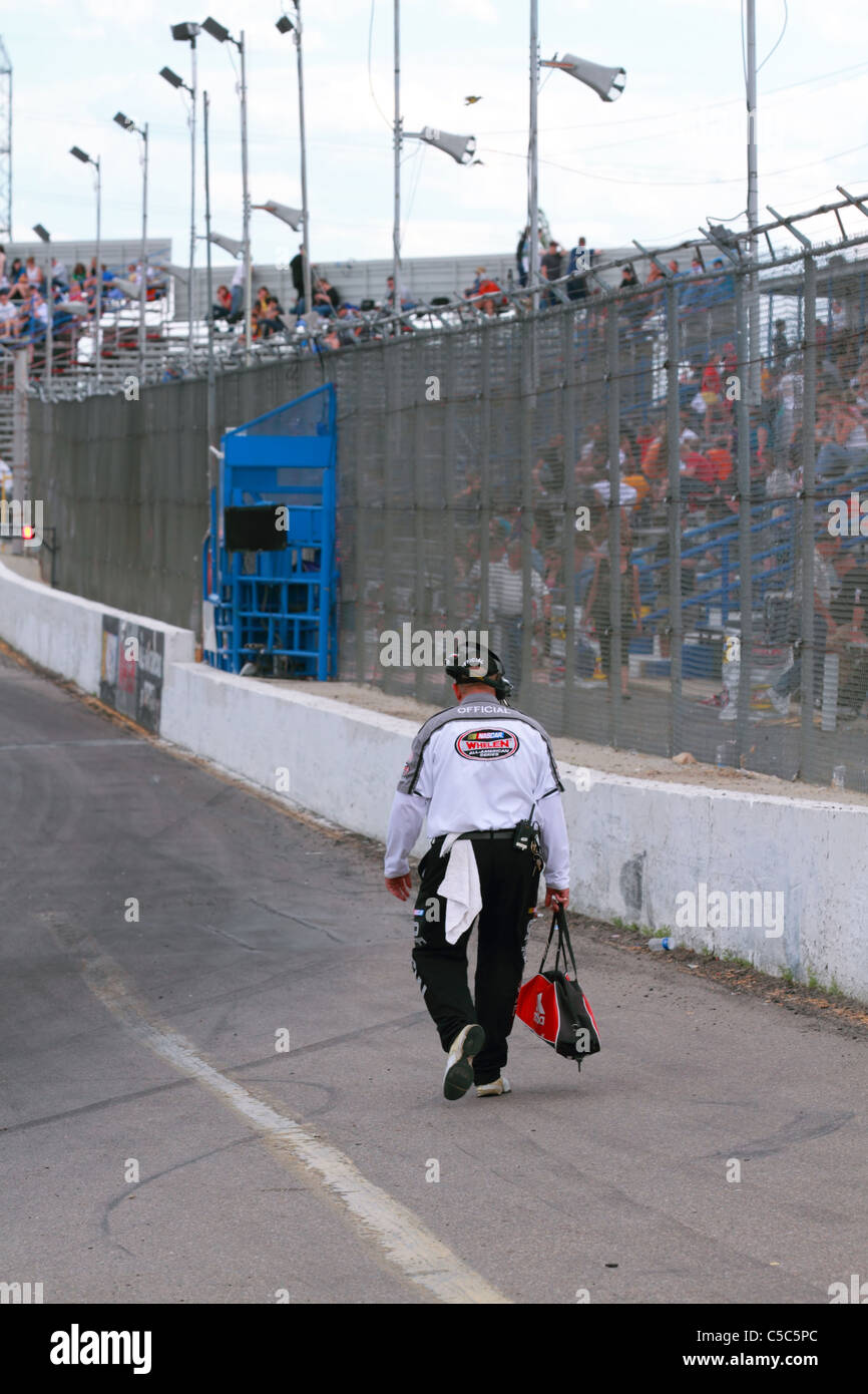 Denver, Colorado - eine offizielle Rennen geht an den Start und Ziellinie auf dem Colorado National Speedway. Stockfoto