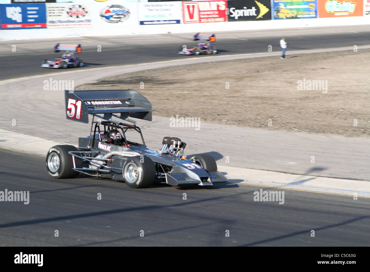 Denver, Colorado - Joe Priselac im ERA Supermodified Rennwagen #51 Runden Kurve vier auf dem Colorado National Speedway. Stockfoto