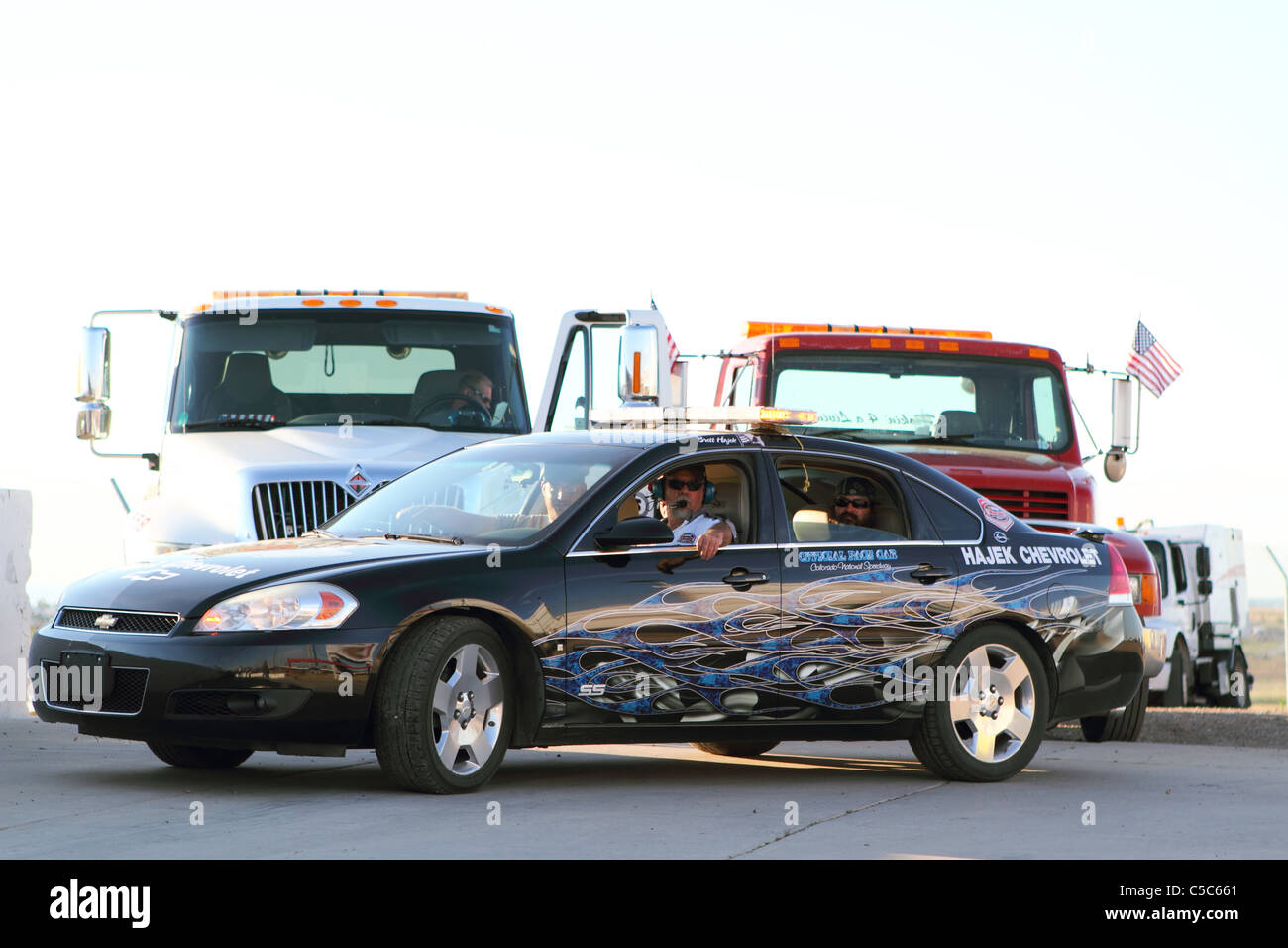 Denver, Colorado - eine Pace-Car und Abschleppwagen erwarten eine Verwarnung während eines Rennens auf dem Colorado Natinoal Speedway. Stockfoto