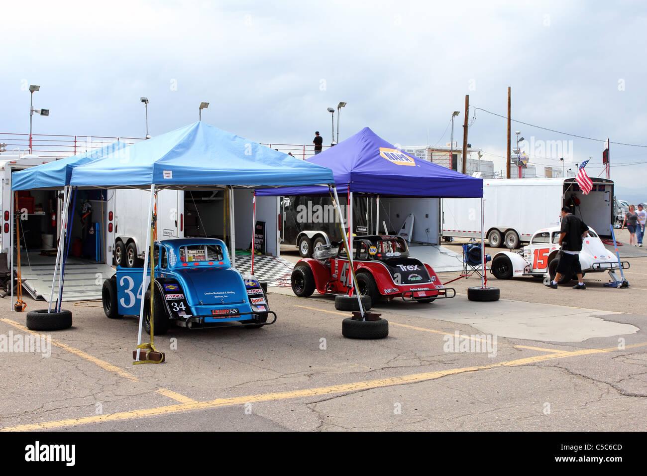 Denver, Colorado - eine Reihe von Legenden Autos warten in der Box vor dem Start der Rennen. Stockfoto