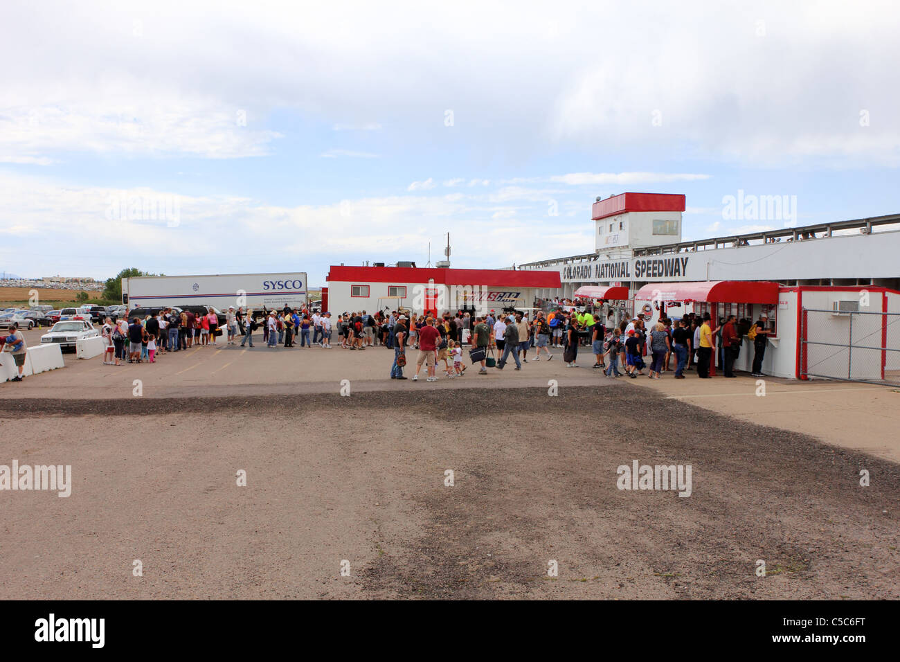 Denver, Colorado - Race Fans Line-up am Eingang der Colorado National Speedway. Stockfoto