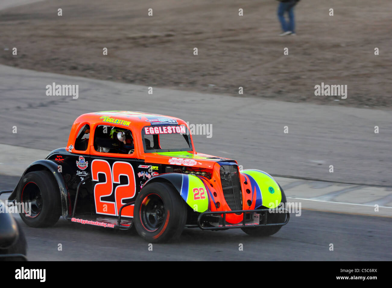 Denver, Colorado - NASCAR LKW-Serie Rookie Chris Eggleston runden Kurve vier in seinen Legenden Rennwagen Stockfoto