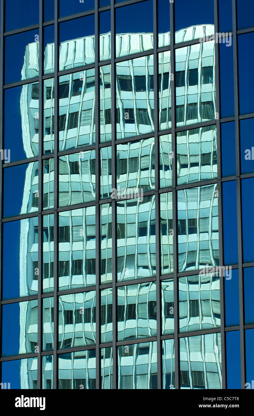 International Telecommunication Union (ITU) mit Hauptsitz in das Glas vor einem gegenüberliegenden Gebäude, Genf, Schweiz Stockfoto