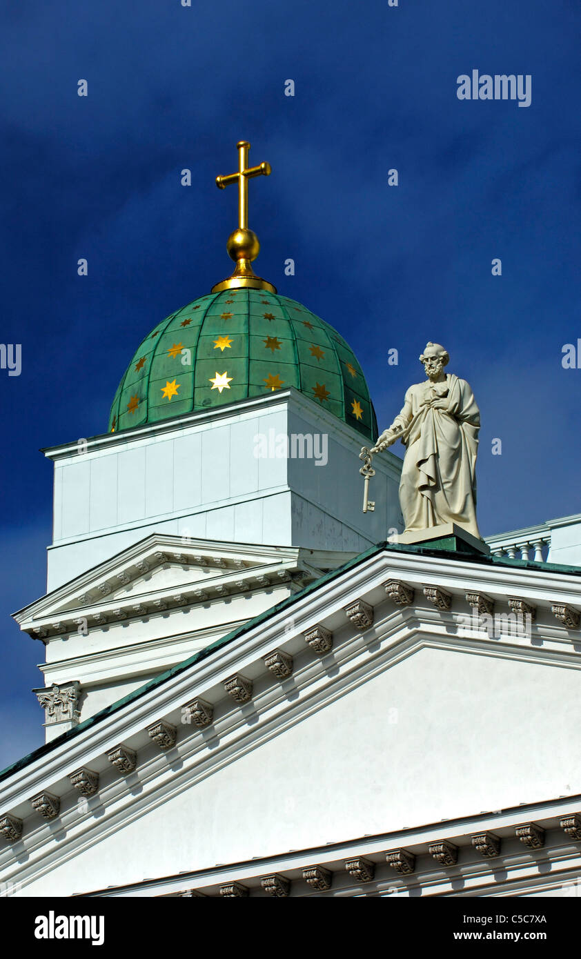 Statue des Apostel Sankt Petrus mit dem Schlüssel stehen auf dem Dach des Lutherischen Dom von Helsinki, Helsinki, Finnland Stockfoto