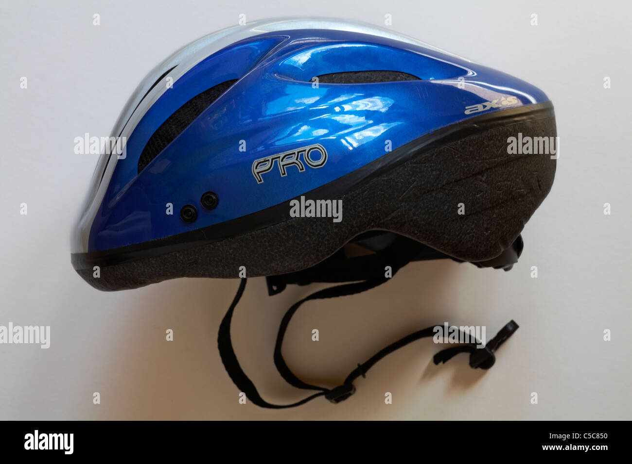 Pro blau Fahrrad Helm isoliert auf weißem Hintergrund Stockfoto