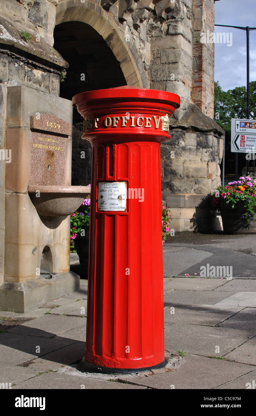 Viktorianischer Briefkasten am Eastgate, Warwick, UK Stockfoto