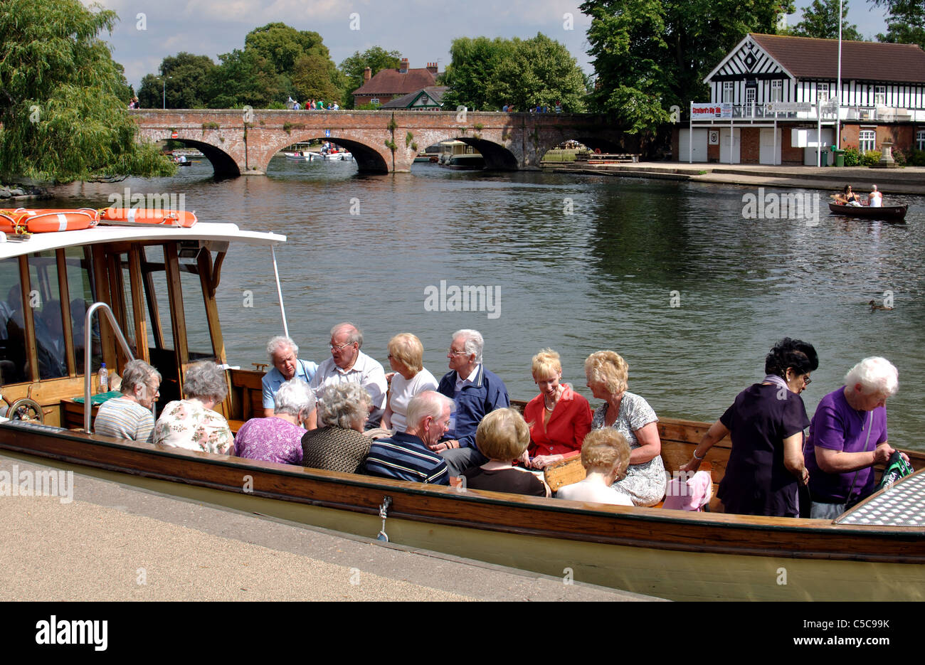 Ältere Menschen saßen im Boot Fahrt am Fluss Avon, Bath, UK Stockfoto