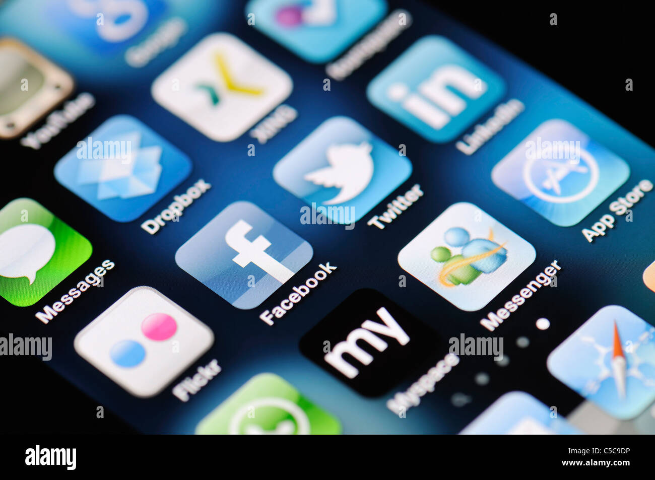 Eine Nahaufnahme von einem Apple iPhone 4 Bildschirm zeigt den App Store und verschiedenen social Media-apps Stockfoto