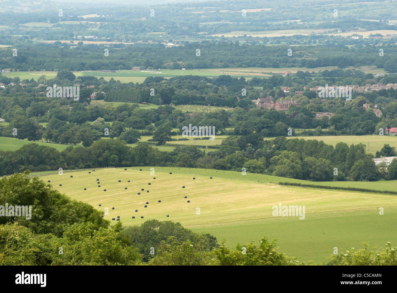 Heu, eingehüllt in schwarze abheben am Fuße der South Downs in West Sussex. Stockfoto