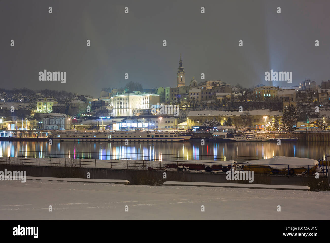 Belgrad Stadt nachts Winter, Schnee, Fluss Sava, Serbien Stockfoto