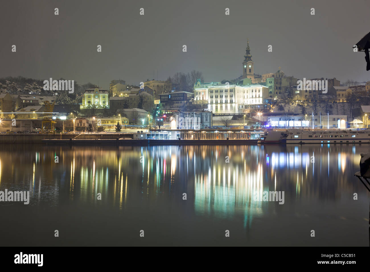 Belgrad Stadt nachts Winter, Schnee, Fluss Sava, Serbien Stockfoto