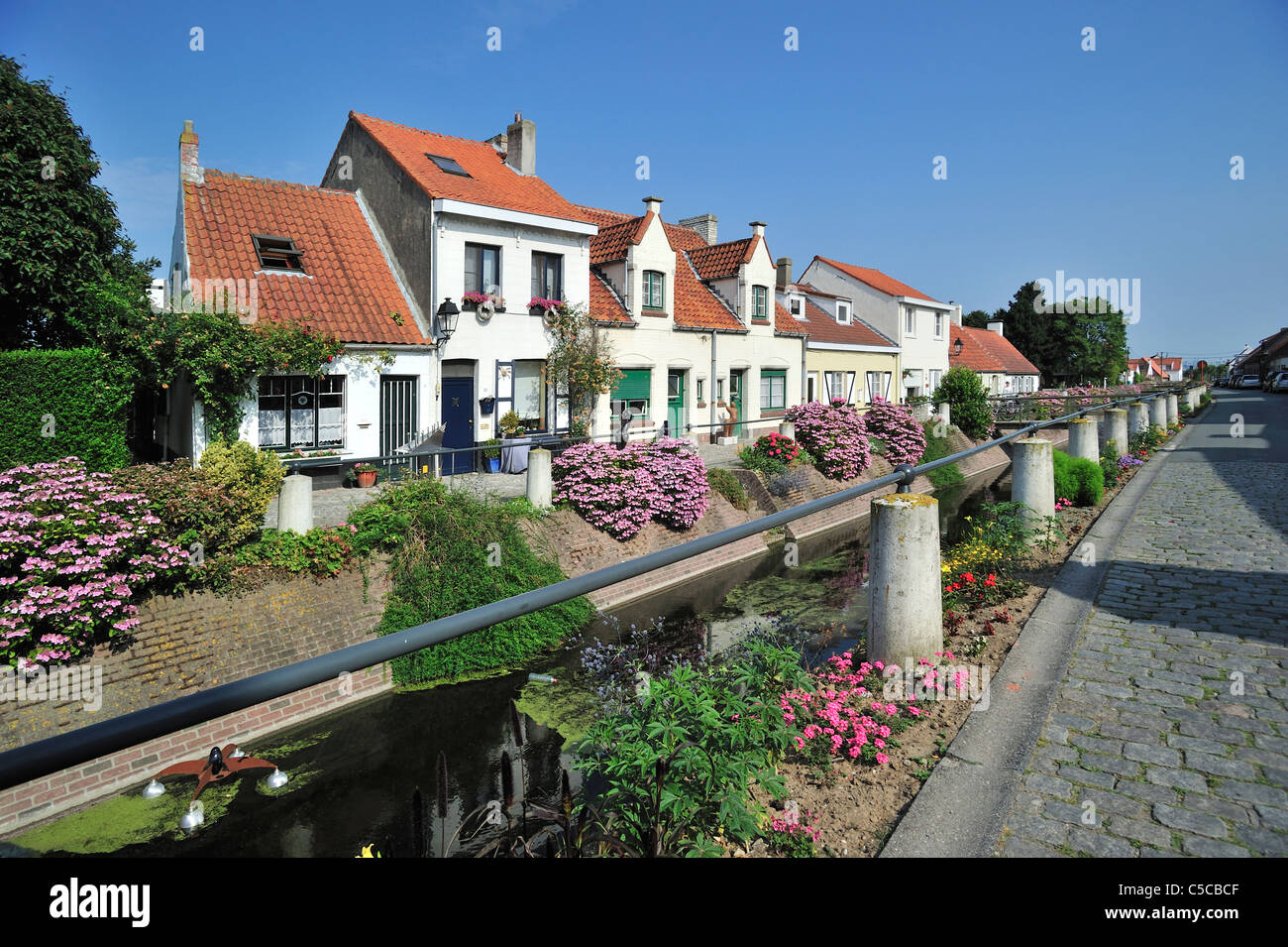 Typischen weißen Häusern entlang des Kanals von Lissewege in das kleine Dorf Lissewege in West-Flandern, Belgien Stockfoto