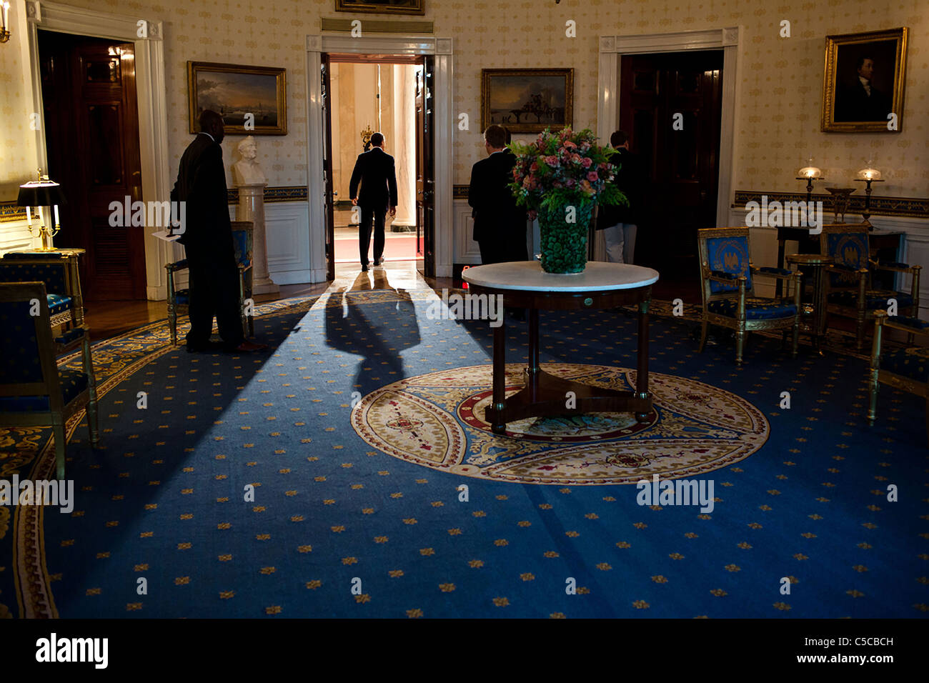Präsident Barack Obama geht von der Blue Room des weißen Hauses an die nation Stockfoto