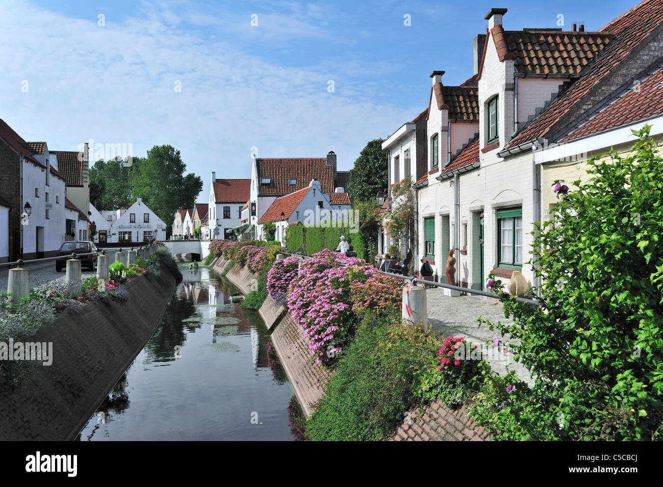Typischen weißen Häusern entlang des Kanals von Lissewege in das kleine Dorf Lissewege in West-Flandern, Belgien Stockfoto