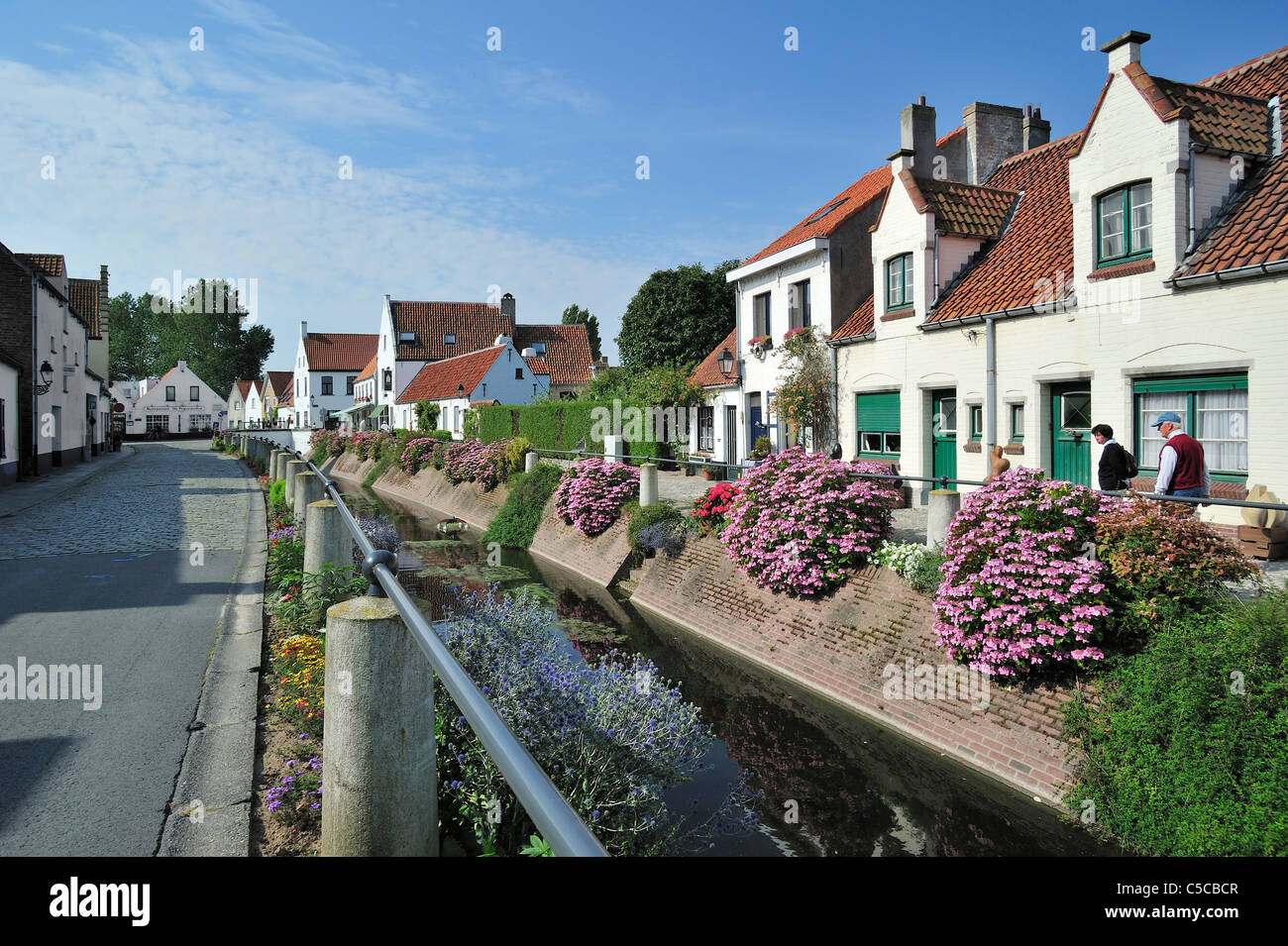 Typischen weißen Häusern entlang des Kanals von Lissewege in das kleine Dorf Lissewege in West-Flandern, Belgien Stockfoto
