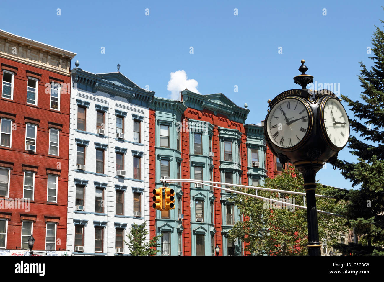 Eine Straße Uhr an der Washington Street in Hoboken, New Jersey, USA. Stockfoto