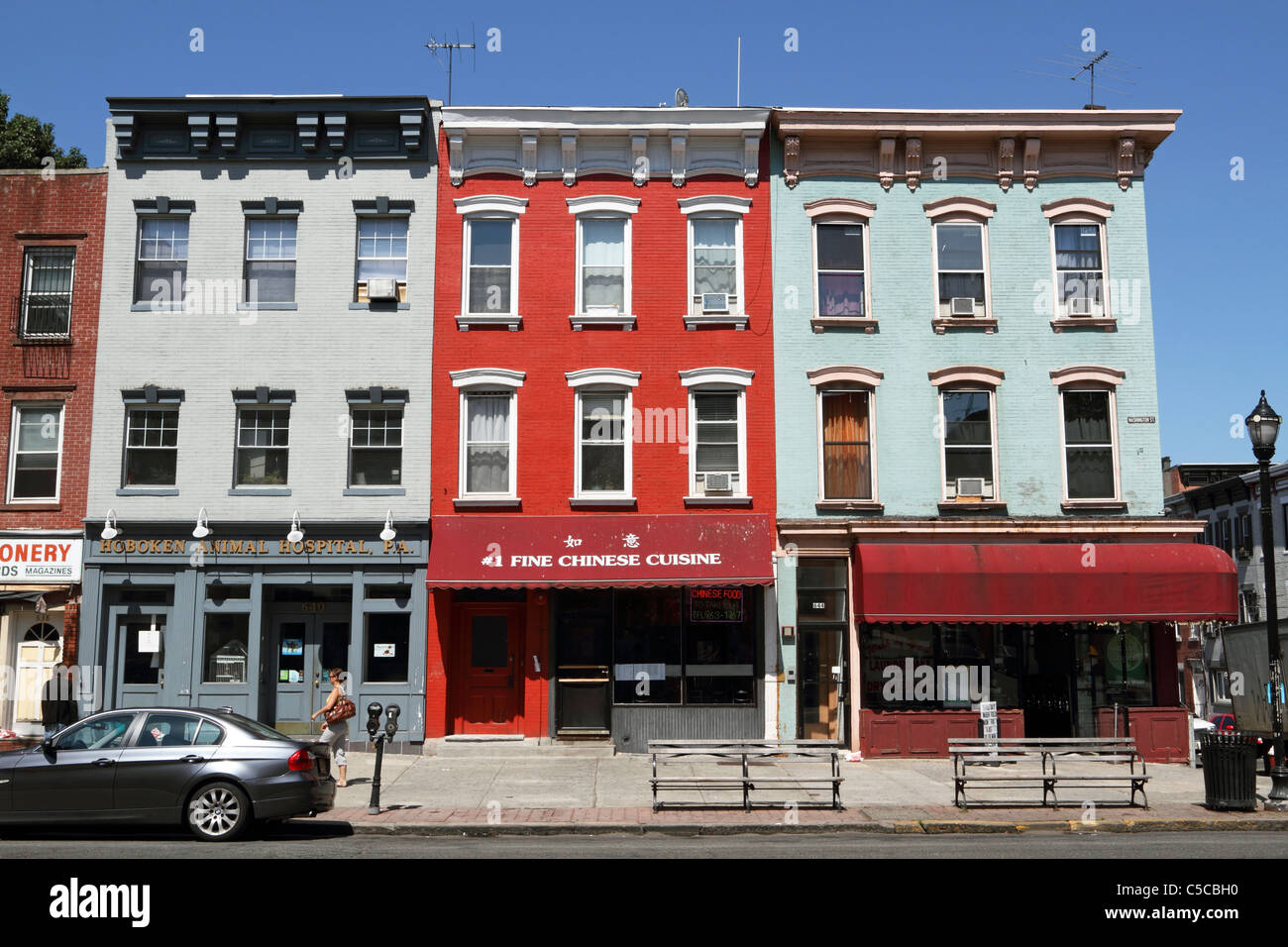 Reihenhäuser und Mehrfamilienhäuser Linie Washington Street, die Hauptstraße in Hoboken, New Jersey, USA. Stockfoto