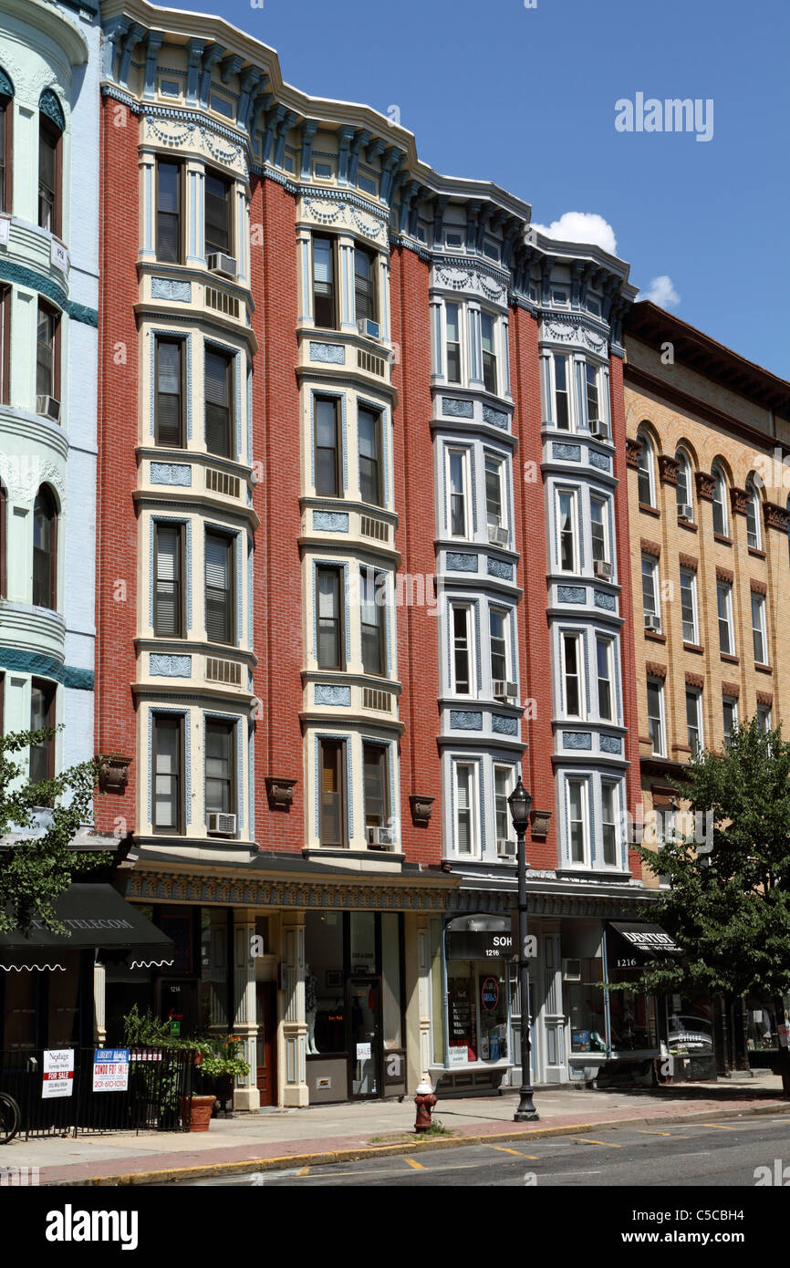 Viele Reihenhäuser des 19. Jahrhunderts und Eigentumswohnung und Mehrfamilienhaus säumen Washington Street, die Hauptstraße in Hoboken, New Jersey Stockfoto