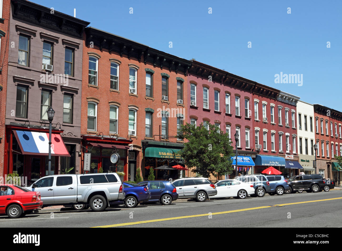 Viele Reihenhäuser des 19. Jahrhunderts und Eigentumswohnung und Mehrfamilienhaus säumen Washington Street, die Hauptstraße in Hoboken, New Jersey Stockfoto