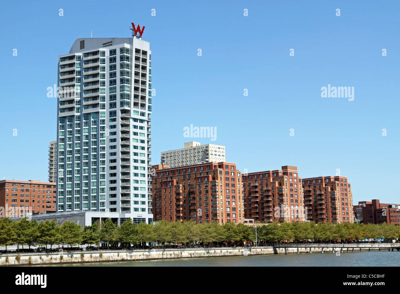 Hoboken, New Jersey Ufer vom Park am Pier A. aus gesehen Das weiße W Hotel ist sichtbar. Stockfoto