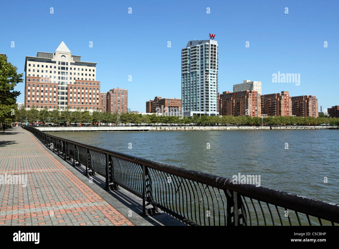 Hoboken, New Jersey Ufer vom Park am Pier A. aus gesehen Das weiße W Hotel ist sichtbar mit Kondominiumgebäude Stockfoto
