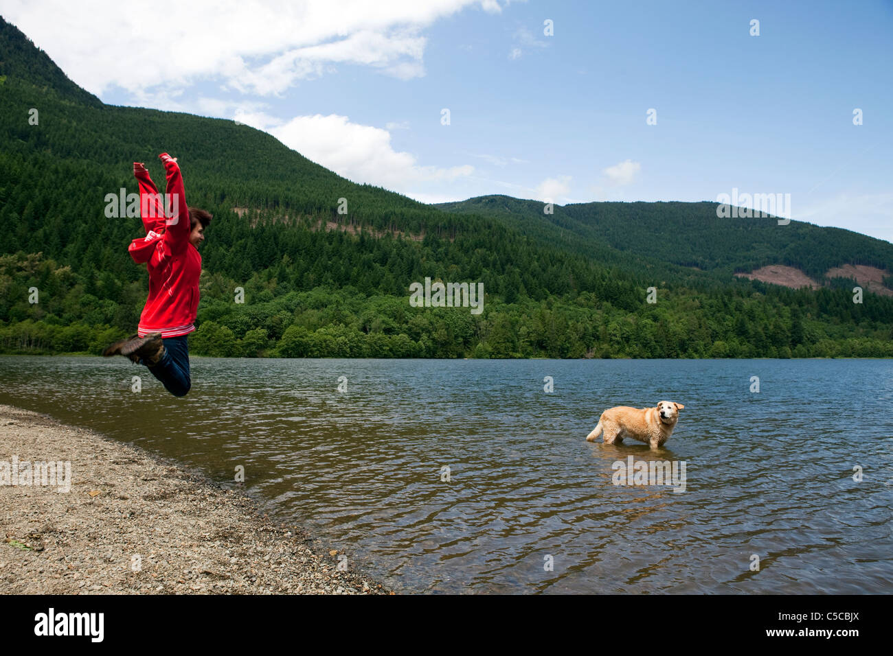 Junge Frau im Freien genießen. Stockfoto