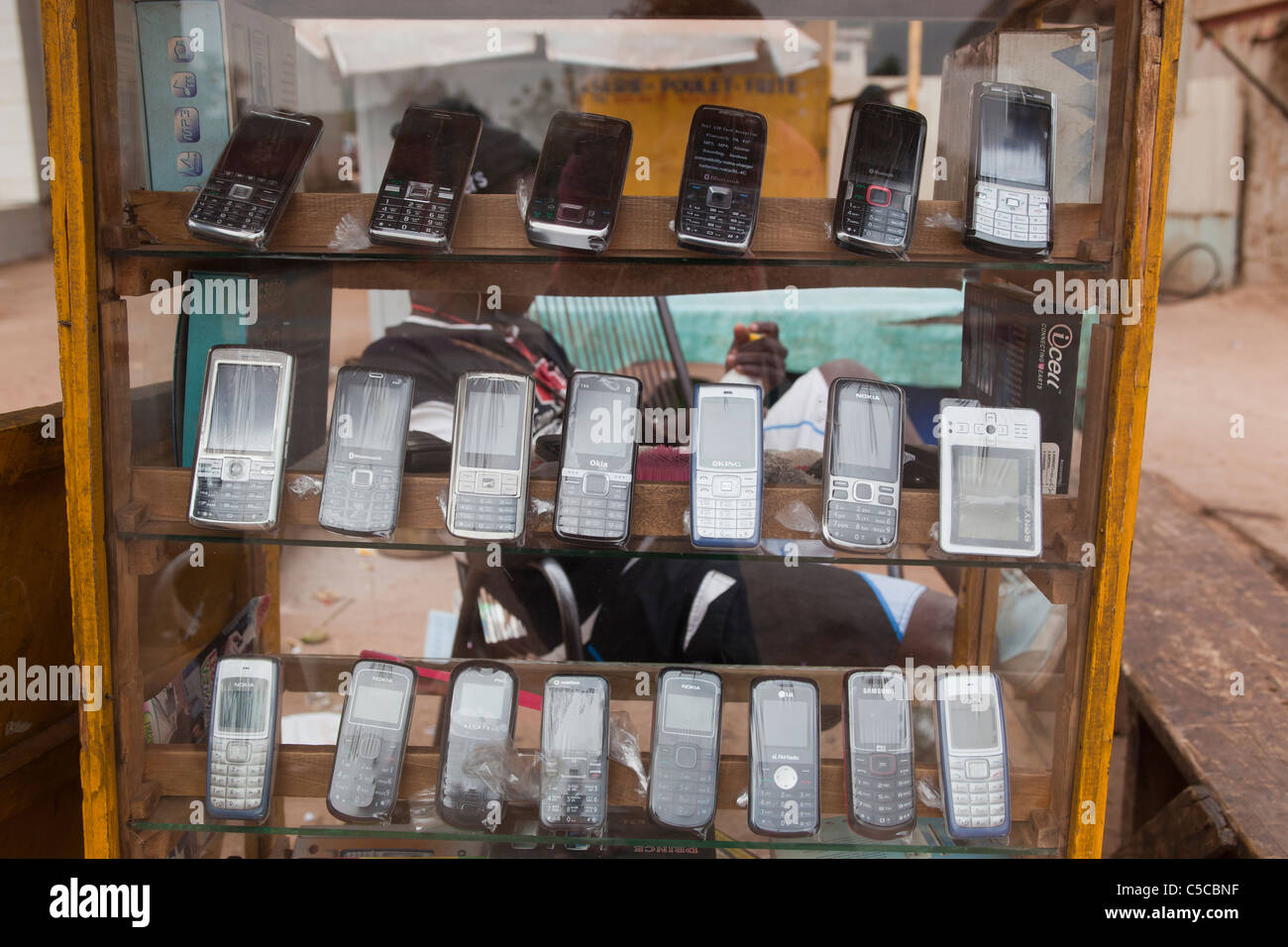 Handys zum Verkauf auf der Straße in einer Vitrine in Bamako, Mali Stockfoto