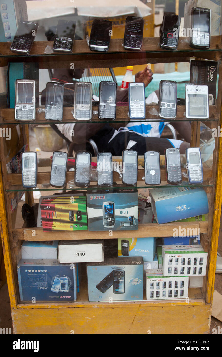 Handys zum Verkauf auf der Straße in einer Vitrine in Bamako, Mali Stockfoto