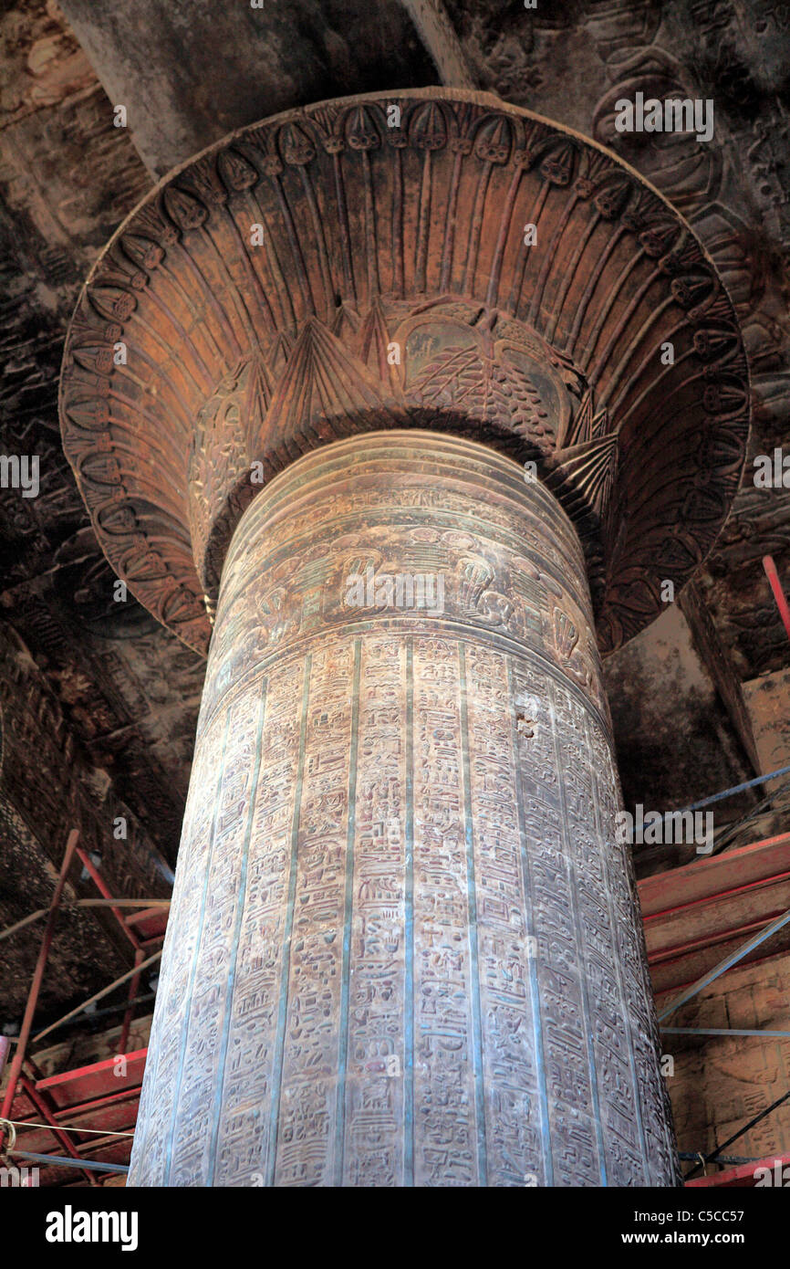 Innere des Tempel des Chnum in Esna, Ägypten Stockfoto