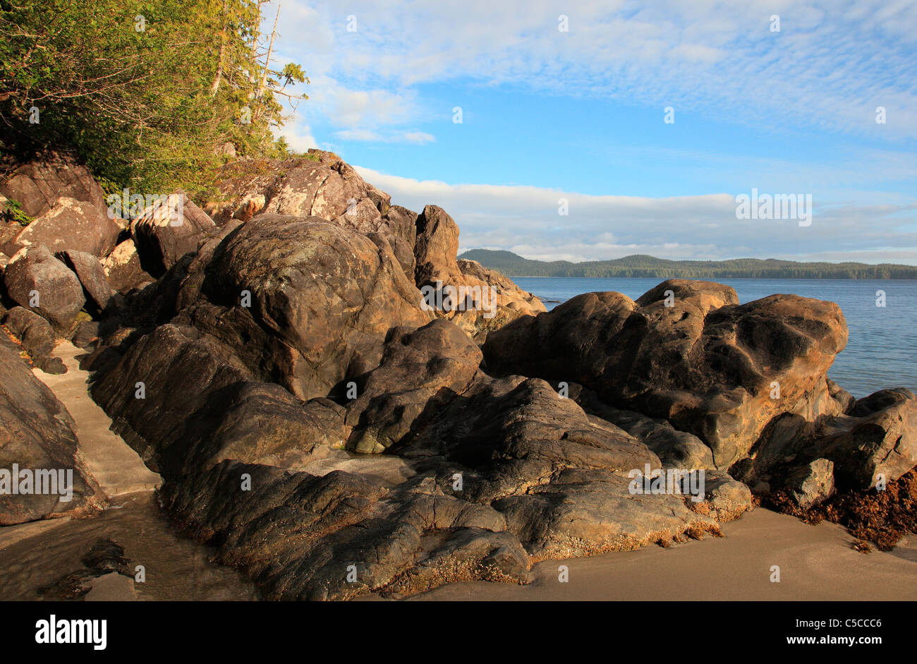 Sonnenuntergang im Juli an einem Strand vor Catface Berg in der Nähe von Tofino BC Kanada Stockfoto