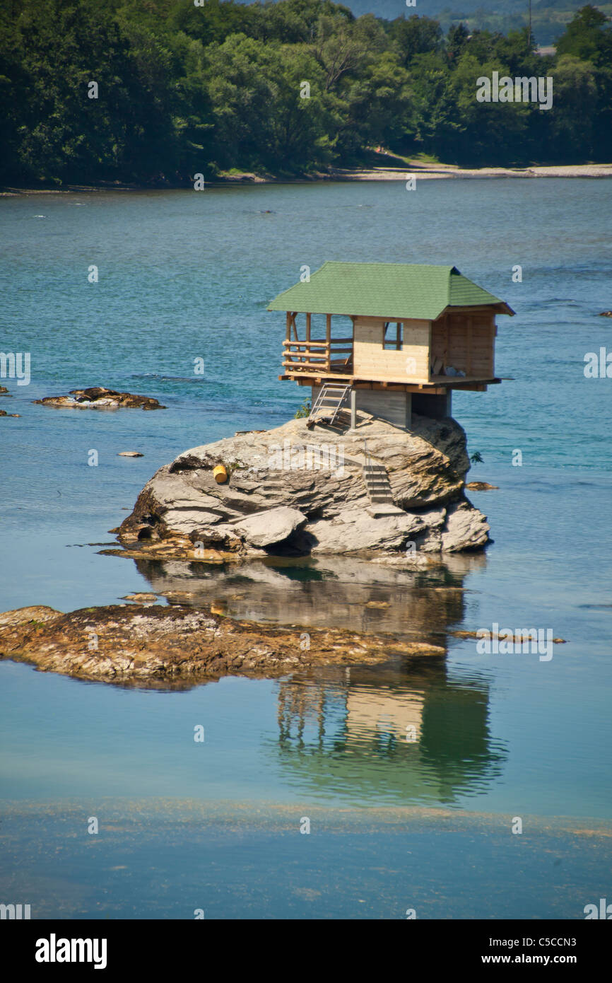Fluss Drina, Serbien, kleines Holzhaus auf dem Wasser Stockfoto